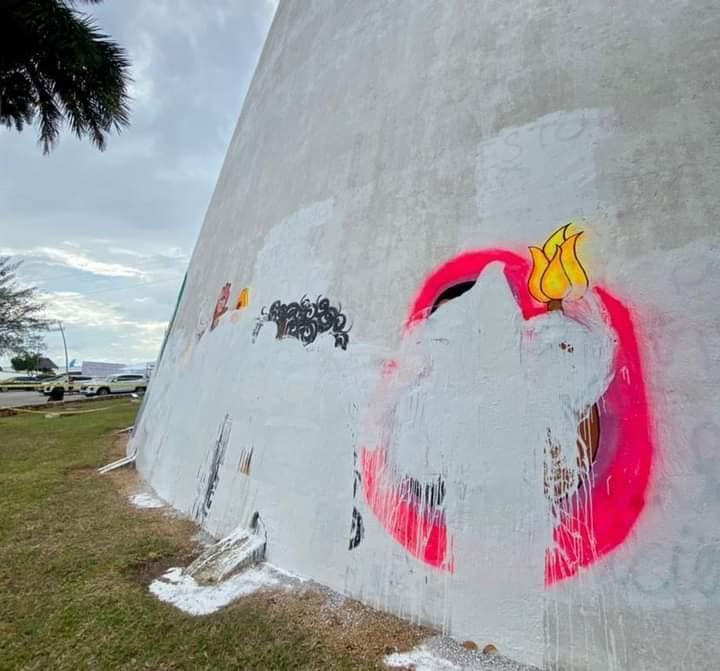 Grupos radicales de derecha agreden murales en Congreso de Quintana Roo
