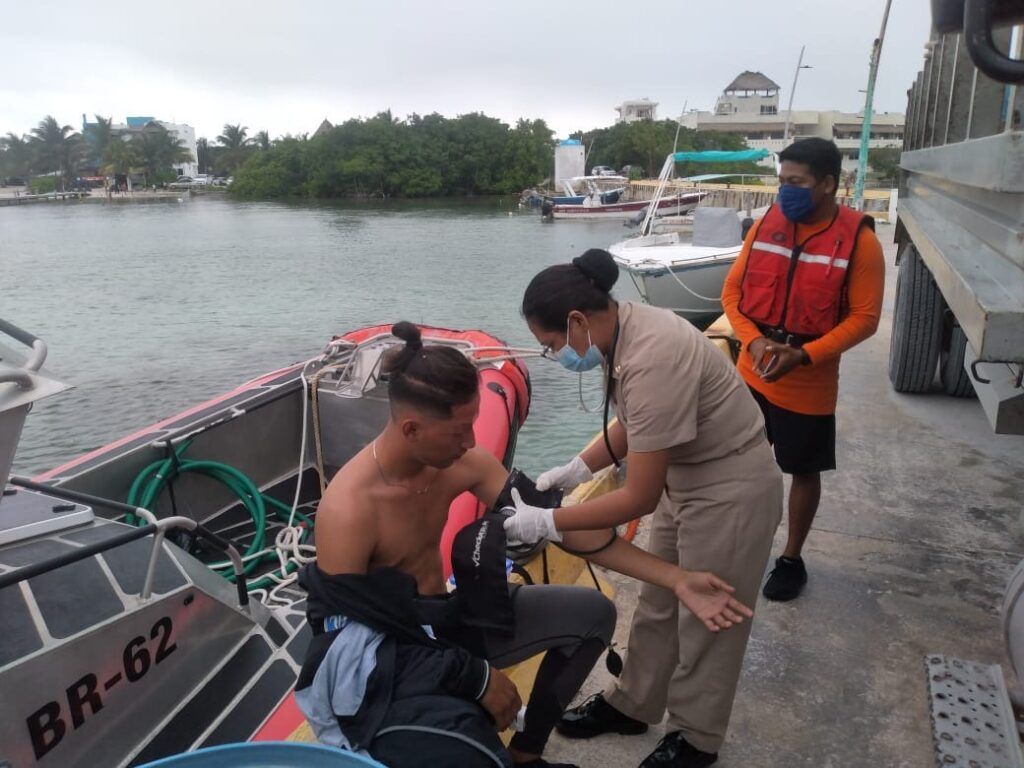 Secretaría de Marina  rescata a dos personas en costas de Quintana Roo