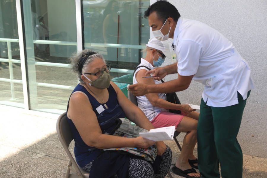 Se reanuda en Solidaridad programa de vacunación a adultos mayores
