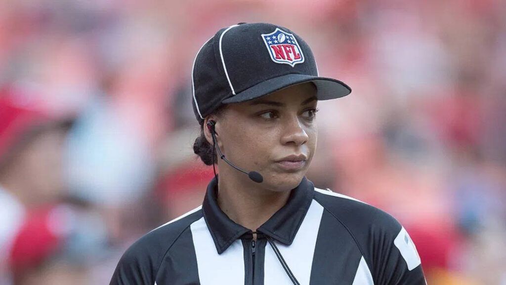 NFL contrata a la primera mujer afroamericana como árbitro