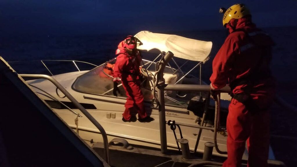 Rescatan a 16 personas a bordo de dos embarcaciones en Baja California