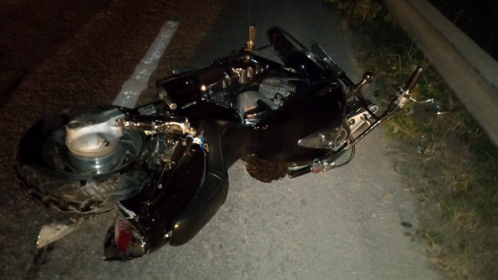 Taxista de Tulum embiste a motociclista y se da a la fuga