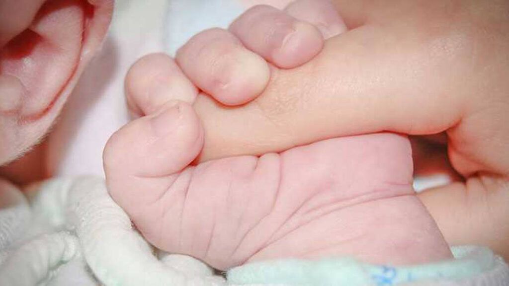 Nace el primer bebé del mundo con anticuerpos de COVID