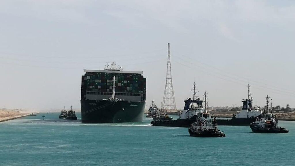 Se reanuda tráfico de navíos en Canal de Suez