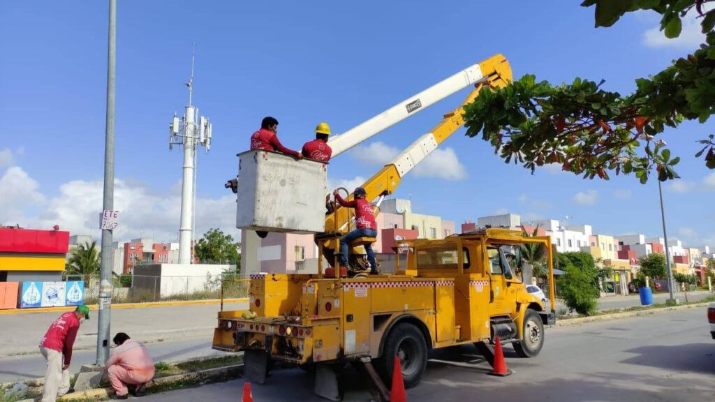 Avanza rehabilitación de luminarias en Villas del Sol y en Puerto Maya