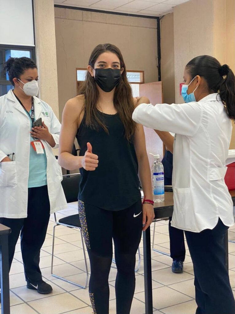 Reciben atletas mexicanos primera dosis de vacuna contra covid-19