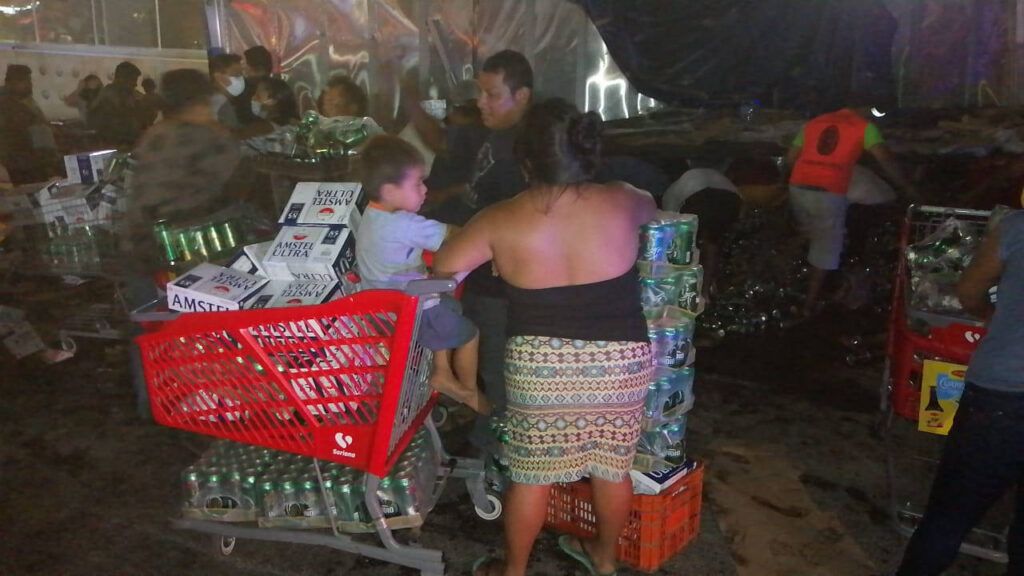 Rescatan ciudadanos de Playa del Carmen cartones de cervezas sin dueño