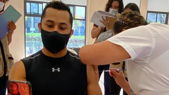 Recibe clavadista mexicano segunda dosis de vacuna contra Covid-19. Noticias en tiempo real