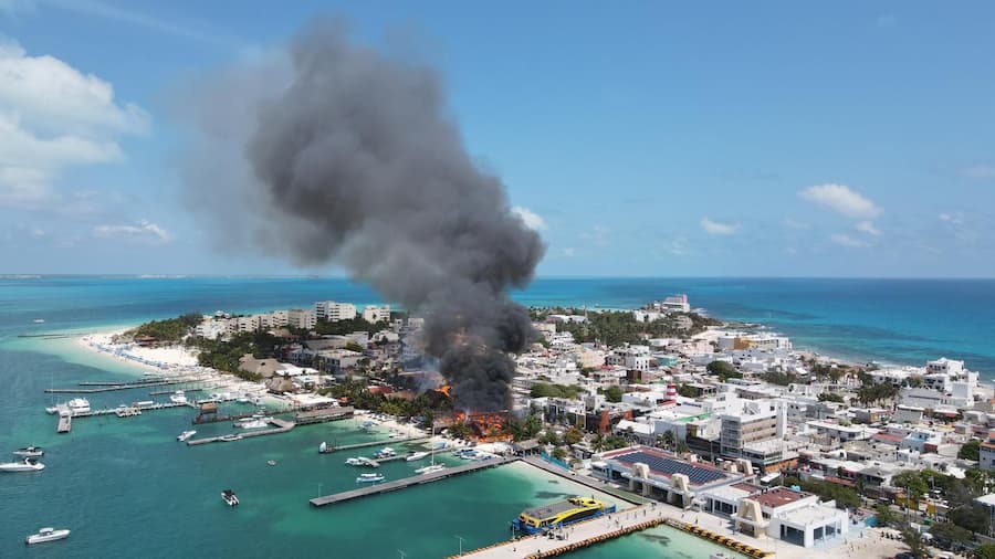 Grandes pérdidas por incendio en zona turística de Isla mujeres