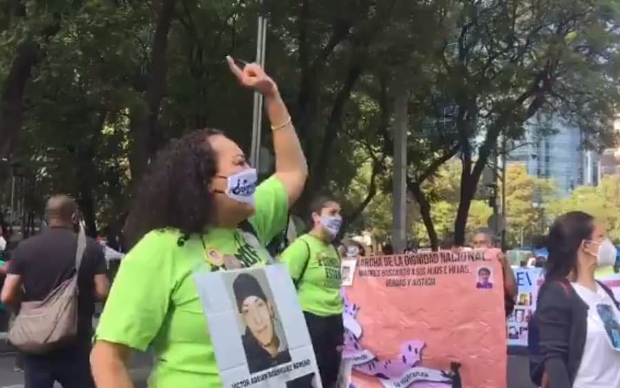 Marchan madres de desaparecidos al Monumento de la Revolución