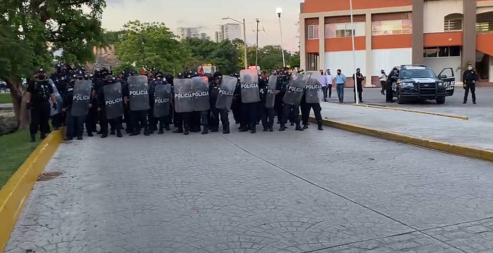 Enfrentamiento entre policías y manifestantes de Intelligencia México en Cancún