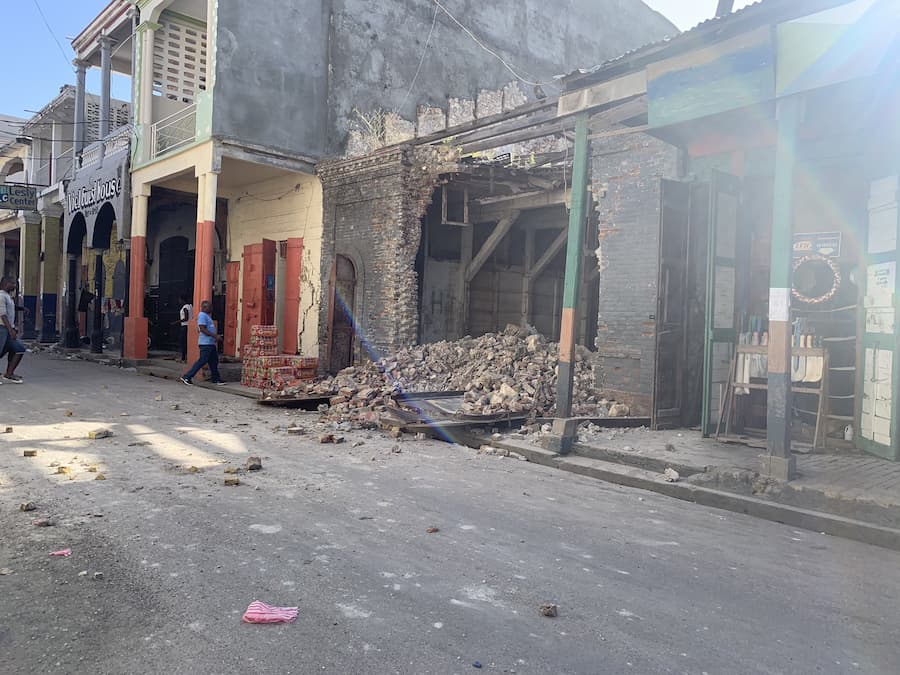 Terremoto sacude Haití, hay más de 300 muertos