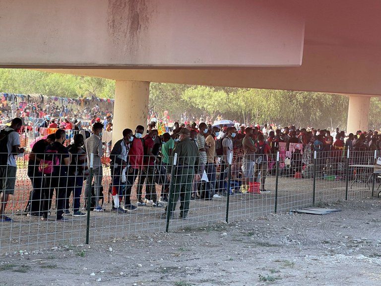 Migrantes Haitianos "víctimas de engaño monumental": Ebrard