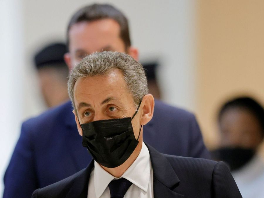 Condenan a ex presidente Sarkozy a un año de cárcel