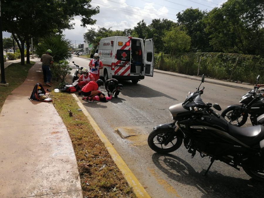Derrapa mujer a bordo de motocicleta y sufre fractura expuesta en el pie