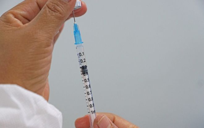 Aprueba EEUU tercera dosis de vacuna para mayores de 18