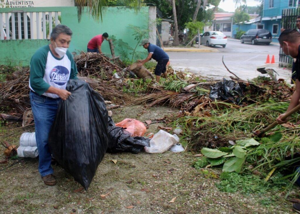 Organizan en Puerto Morelos limpieza en telesecundaria “Ramón Bravo Prieto”