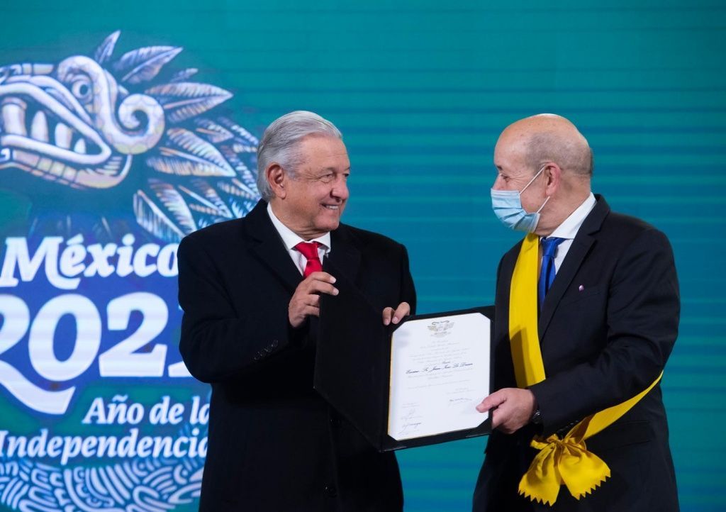 Condecora AMLO a Jean-Yves Le Drian con Orden Mexicana del Águila Azteca