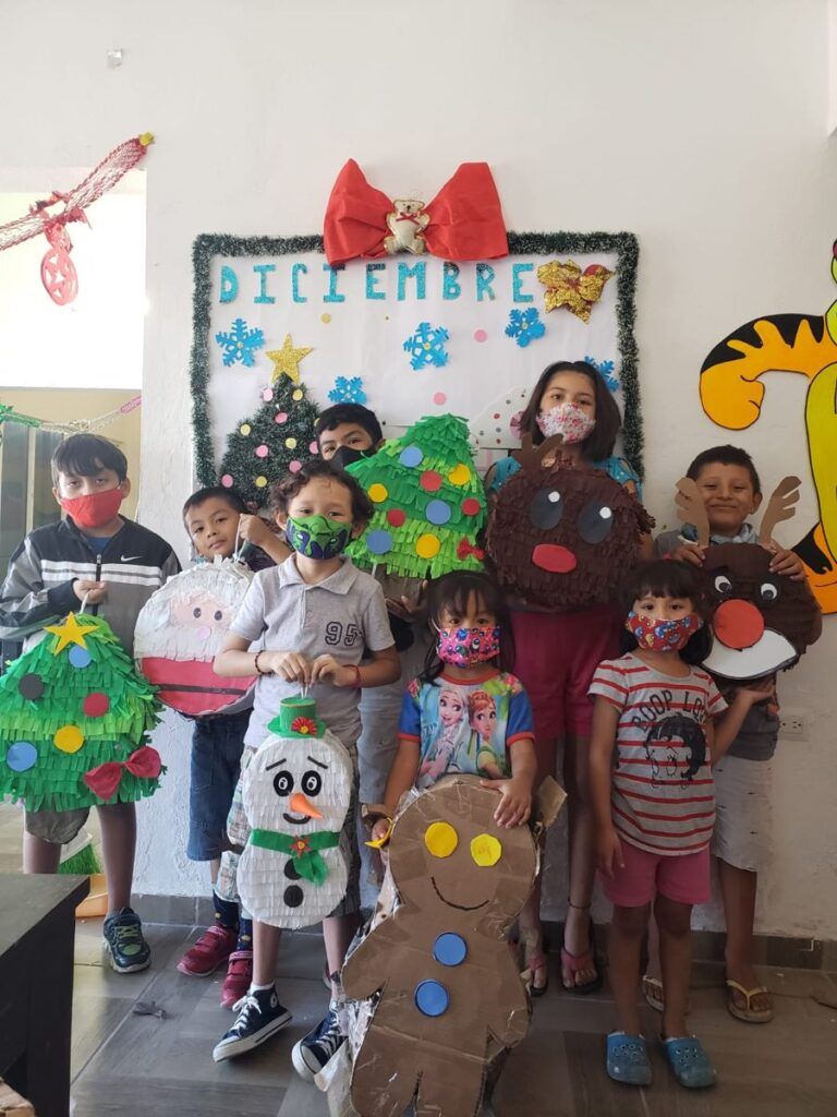 Niños de DIF Cozumel aprenden elaboración de piñatas navideñas