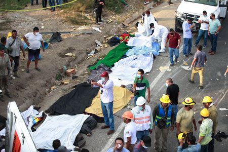 Van 55 migrantes muertos en volcadura de tráiler