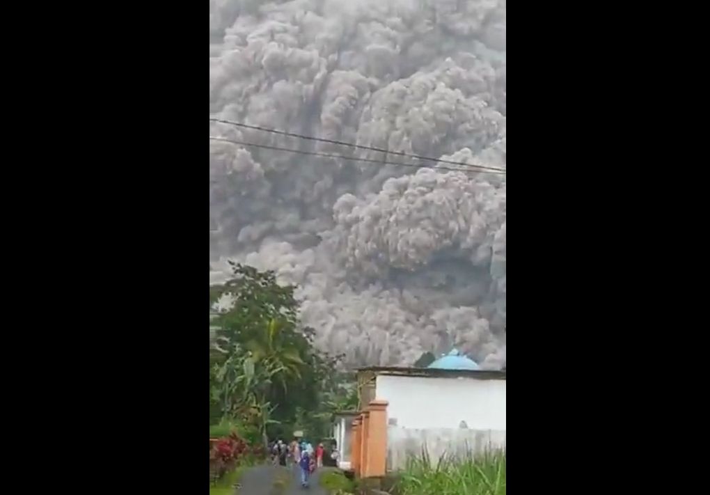 Van 34 muertos por erupción de volcán Semeru en Indonesia