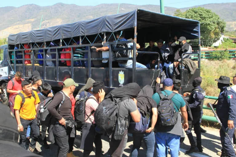 Rescatan a 125 migrantes en carretera de Oaxaca