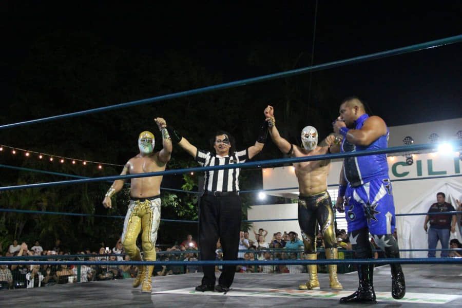 En Cancún familias disfrutan de encuentro de lucha libre