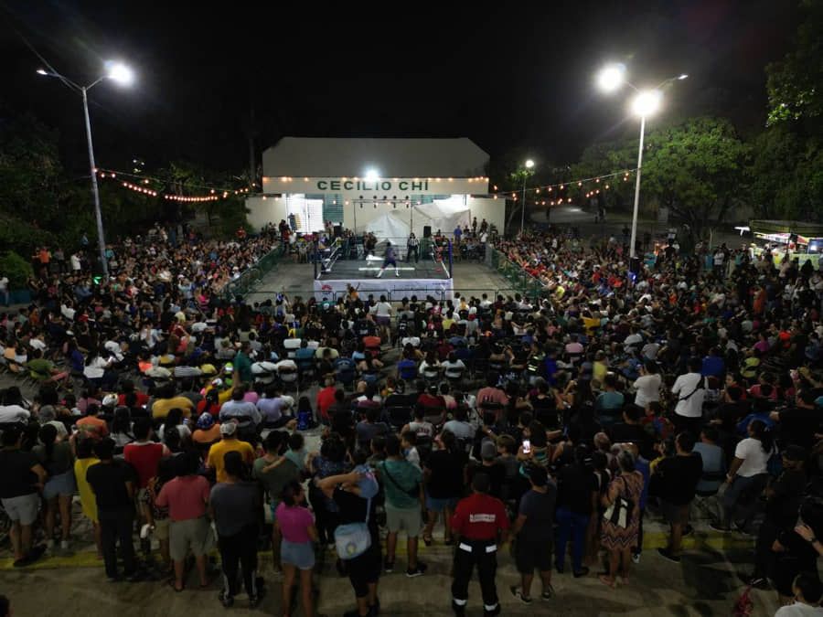 En Cancún familias disfrutan de encuentro de lucha libre