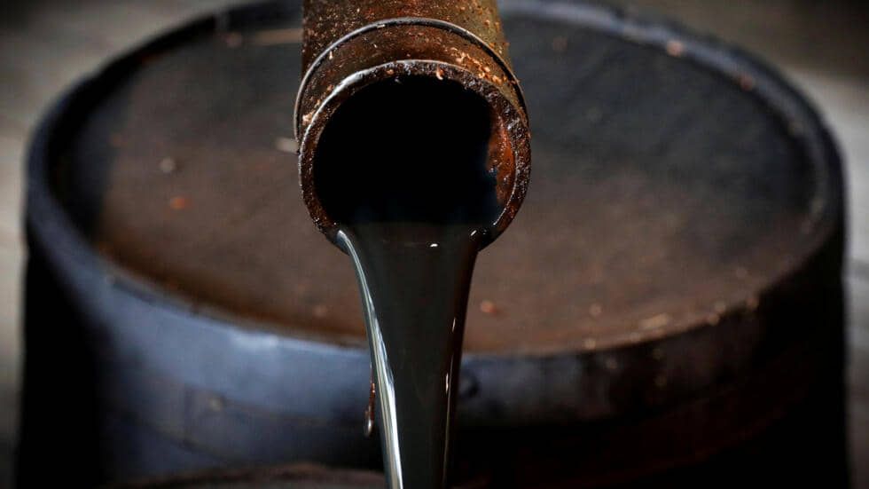 Precios de petróleo caen más de 5 dólares