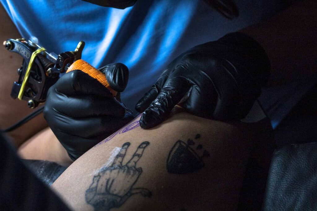 Clausura Cofepris 83 bancos de sangre y estudios de tatuajes en el país