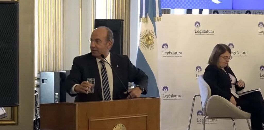 Calderón da cátedra de narcotráfico en cumbre de derecha latinoamericana