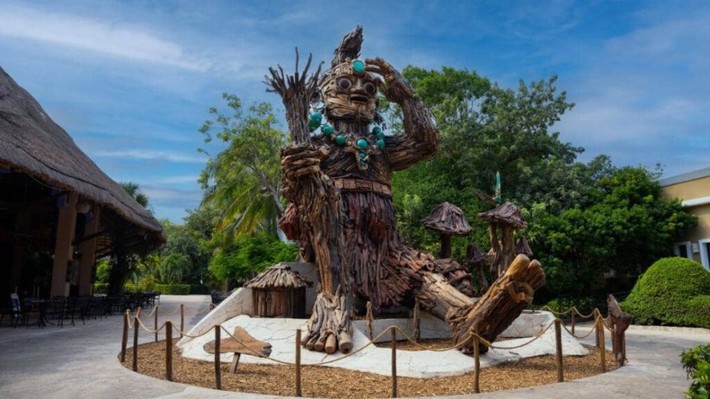 Sandos Caracol Eco Resort Devela la Escultura "Xi'Paal Kaab"