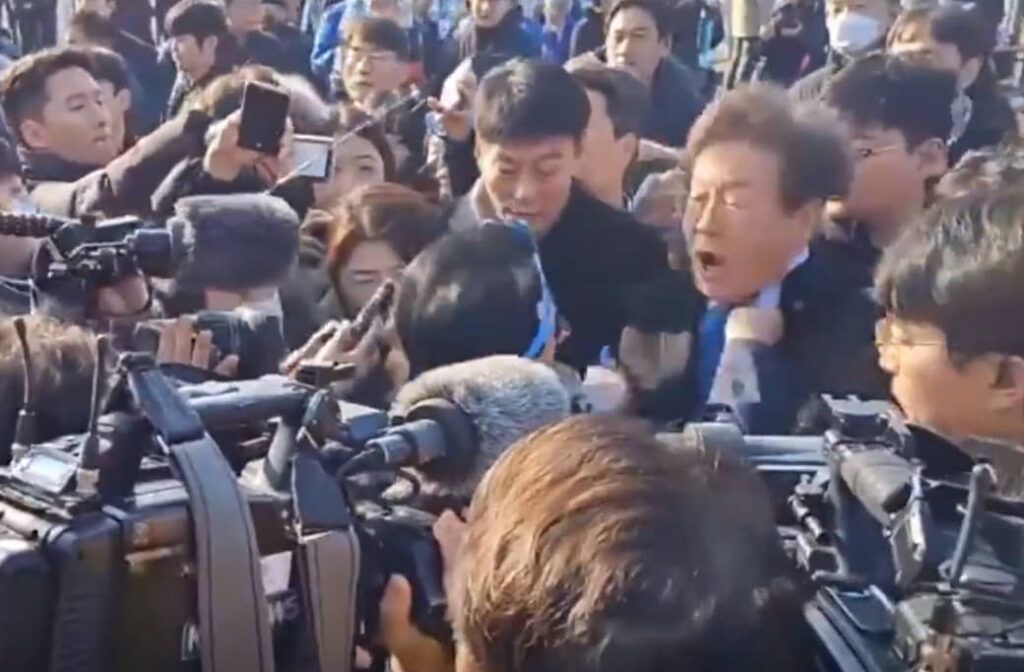 Apuñalan al líder del Partido Democrático (PD) surcoreano