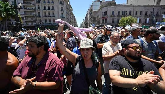 Entre 40 mil y 600 mil personas marcharon en protesta contra políticas de Milei