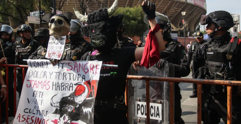 Protestan contra el regreso de las corridas de toros en CDMX