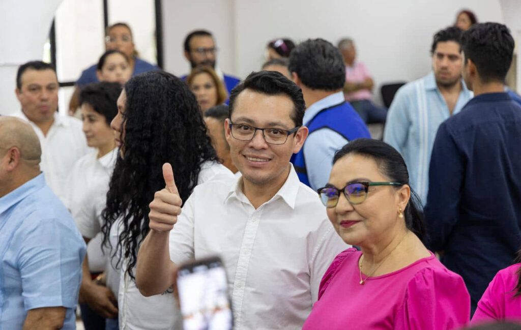 Se registra como candidato Raúl Aguilar ante la sede del Ieqroo en Chetumal